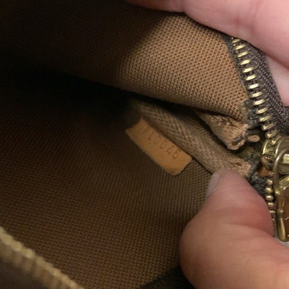 Authentic Louis Vuitton mini purse with chain. Comes with dustbag and box - Picture 11 of 13